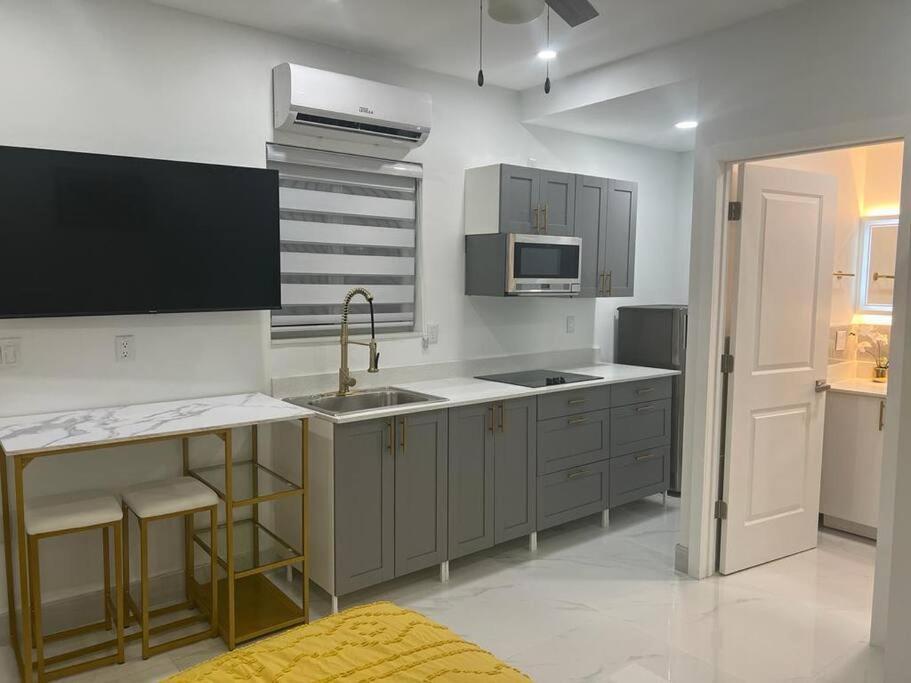 Stunning Deluxe Studio Hialeah Exteriör bild